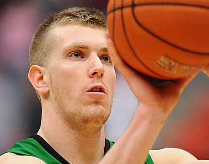 Oregon's E.J. Singler sinks two free throws with 3.8 seconds to play to lift the Ducks past Washington State. (Getty Images)