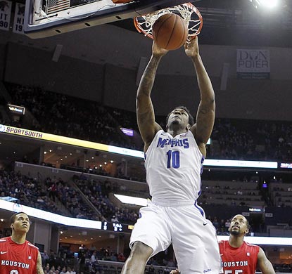 Tarik Black goes the high-percentage route in the second half for two of his 15 points.  (AP)