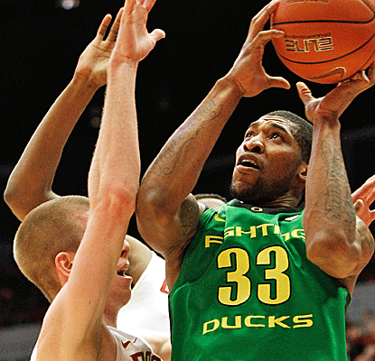 Carlos Emery drives the lane as the Oregon Ducks give coach Dana Altman his 600th career victory.  (Getty Images)