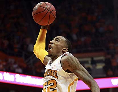 Tennessee's Jordan McRae throws down the jam for 2 of his 27 points in the Vols' win over Florida. (USATSI)
