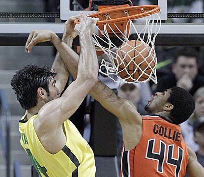 Oregon's Arsalan Kazemi dunks over Oregon State's Devon Collier during the second half.  (AP)