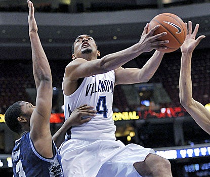 Darrun Hilliard scores two of his 14 points in Villanova's win over No. 5 Georgetown, the Wildcats' 19th win of the year. (AP)