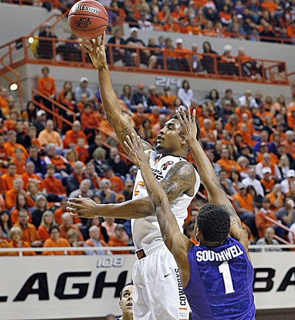 Le'Bryan Nash scores two of his 24 points as the Cowboys hold off the Wildcats in a key Big 12 matchup. (AP)