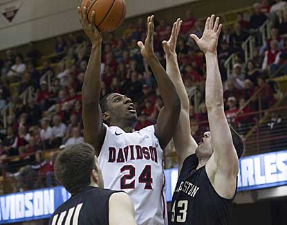 Davidson leans on De'Mon Brooks for 24 points and 8 boards in defeating College of Charleston in the SoCon title game.  (USATSI)