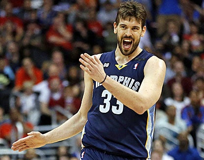 Marc Gasol, who scores 21 points in the Grizzlies' win, reacts to a foul call. (AP)