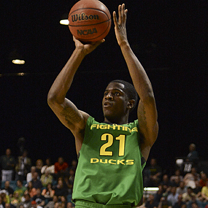 Damyean Dotson contributes 13 points as Oregon shakes off a slow start to get past UCLA and win the Pac-12 title. (USATSI)