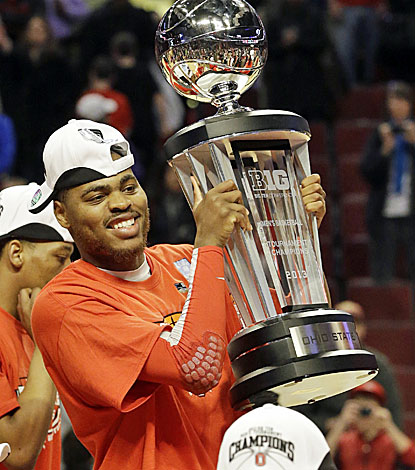 scoring trophy wisconsin buckeyes ten big deshaun hoists championship points thomas win ap after over title basketball college ohio state