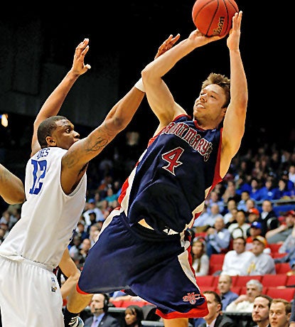  Matthew Dellavedova, who scores 22 points in the Gaels' First Four win, shoots over Middle Tennessee's Shawn Jones.  (Getty Images)