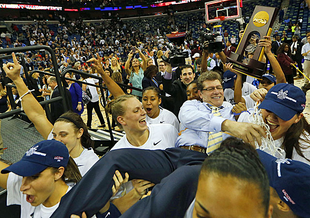 Connecticut coach Geno Auriemma is carried off the court by his players after the Huskies beat Louisville. (USATSI)
