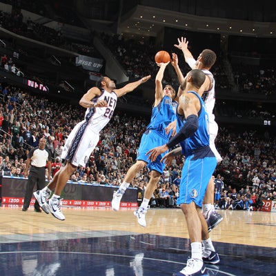 Dirk Nowitzki -- 23 points -- drains a long jumper with six seconds left to give the Mavs a victory.  (Getty Images)