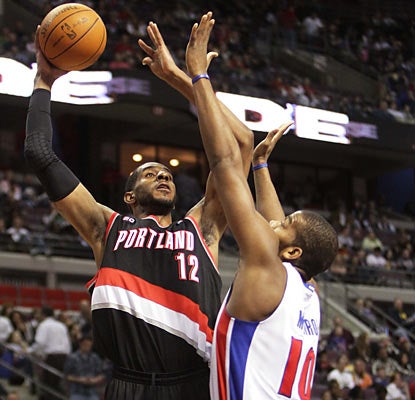 LaMarcus Aldridge helps Portland win its fourth straight by notching his fourth game in February with 30 or more points. (US Presswire)