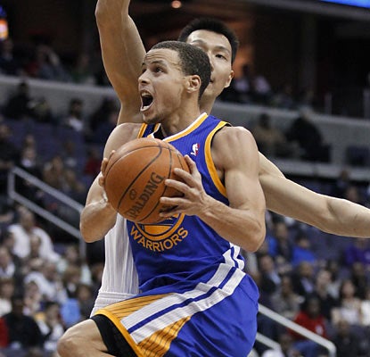 The Warriors get a much-needed boost from Stephen Curry, whose 29-point effort helps his club snap a four-game losing streak.  (AP)
