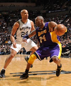 Kobe Bryant and the Lakers end the Spurs' home winning streak at 22. (Getty Images)