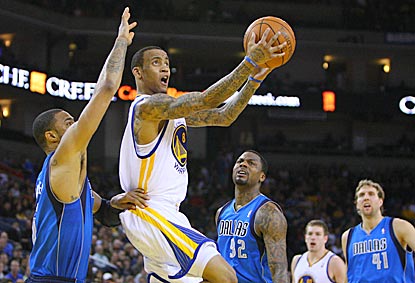 Monta Ellis gives Warriors fans and Mavericks players something to watch with a 32-point performance.  (US Presswire)