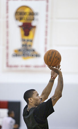 Derrick Rose keeps putting in work as the Bulls try add another banner. (AP)