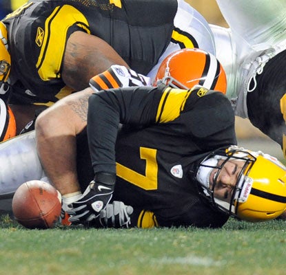 Ben Roethlisberger throws for 280 yards and two scores after suffering a painful ankle injury.  (AP)