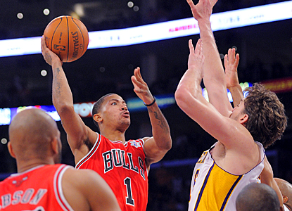 Derrick Rose puts up the winning shot with 4.8 seconds left to give the Bulls the win. (AP)