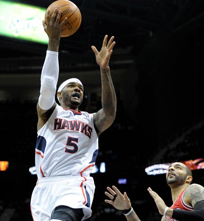 Josh Smith scores 25 points in helping his Hawks win two straight and hang with the East's elite. (AP)