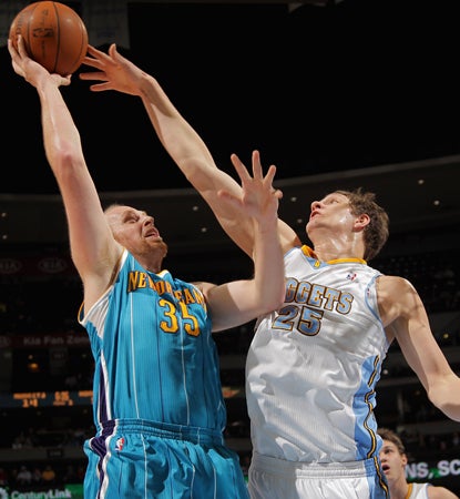 Chris Kaman (left) combines with teammate Carl Landry for 41 points in the Hornets' win. (Getty Images)