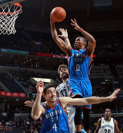 Russell Westbrook leads the Thunder with 30 points (18 by halftime) as the Thunder edge the Grizz and keep rolling. (AP)