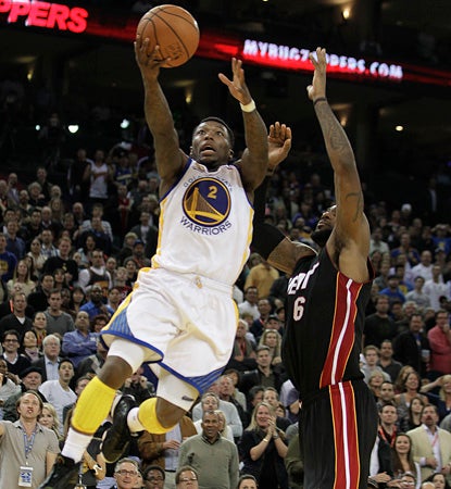 The Warriors' Nate Robinson is huge in the upset, scoring 15 of his 24 points in the fourth quarter. (AP)