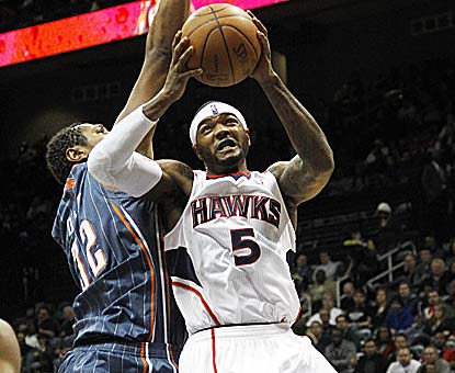 Josh Smith raises his game with star center Al Horford out, leading the way with 30 points and 13 boards in the victory. (AP)