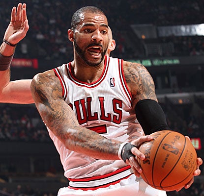 Picking up the slack for the injured Derrick Rose, Carlos Boozer scores a season-high 31 points in the Bulls' victory. (Getty Images)