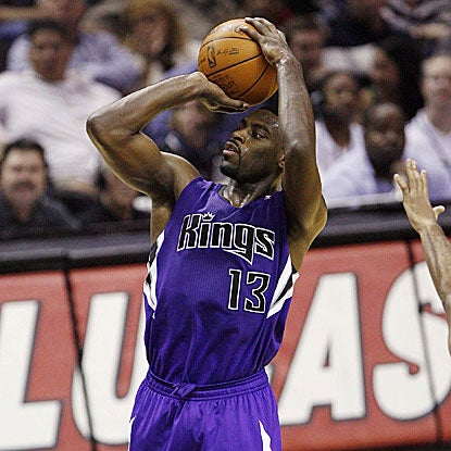 The Kings' Tyreke Evans hits the go-ahead jumper with 47.2 seconds remaining to hand the Spurs their first home loss.  (Getty Images)