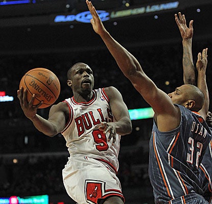 Luol Deng pours in 22 points and collects eight rebounds as the Bulls win their seventh straight at home.  (Getty Images)
