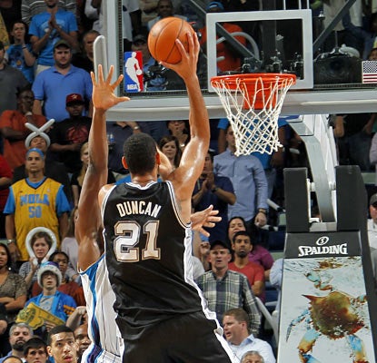 Tim Duncan knocks in the 13-foot winning shot with 1.4 ticks left to send the Hornets to their eighth consecutive loss. (Getty Images)