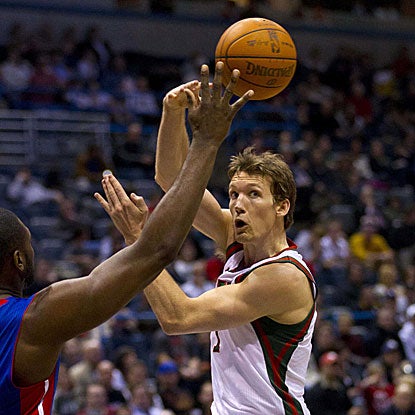 Mike Dunleavy shoots 8-of-10 to score 20 points off the bench for the Bucks.  (Getty Images)