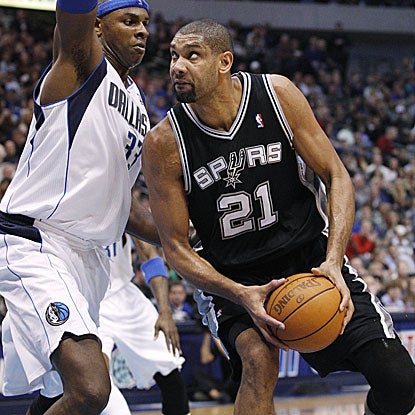 Tim Duncan contributes a steady 14 points, six rebounds, and four assists in the Spurs' win against the Grizzlies.   (AP)