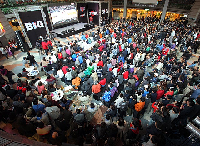 As Asian TV adds Knicks games to the slate, a viewing party was held in Taiwan for Knicks-Lakers. (NBA) 