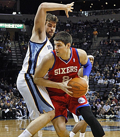 Marc Gasol (left) defends Nikola Vucevic during the Grizzlies' 89-76 win. Gasol also scores 15 points and grabs 14 rebounds. (AP)