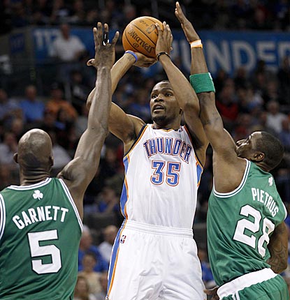 Kevin Durant shoots between Kevin Garnett (5) and Mickael Pietrus during the third quarter.  (AP)