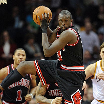 Luol Deng scores a season-high 24 points in the Bulls' fifth consecutive victory. (US Presswire)