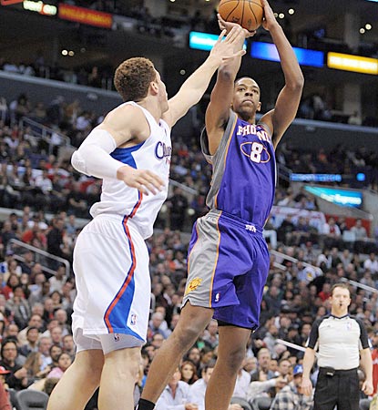 Channing Frye, shown shooting over Blake Griffin, scores 12 points -- all on 3-pointers -- to help Phoenix win on the road.  (US Presswire)