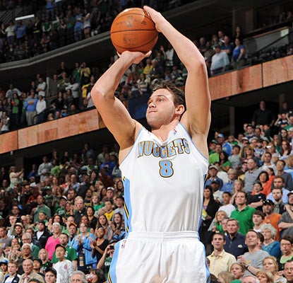 Danilo Gallinari leads the Nuggets in scoring with 20 points -- 15 coming in the first half.  (Getty Images)