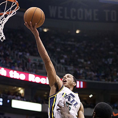 Devin Harris scores 11 straight points in the fourth quarter, and a game-high 25 overall, to lead the Jazz over the Spurs.  (Getty Images)