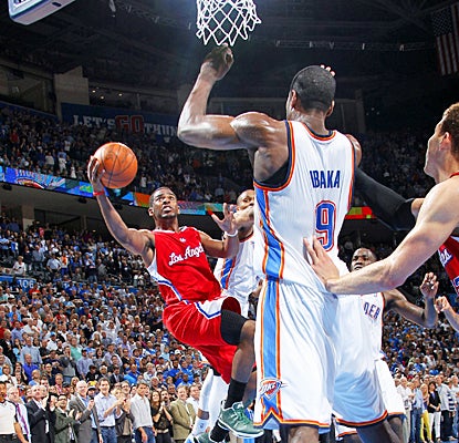Chris Paul scores 31 points, including this game-winning layup, to help the Clippers get a huge road win against the Thunder. (AP)