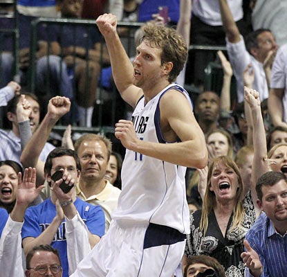 Dirk Nowitzki puts on a show for Dallas fans. He scores 35 points, including 21 in the final quarter to help the Mavs win. (AP)