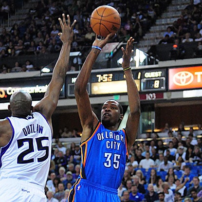 Kevin Durant scores 29 points as the Thunder win to remain one-half game behind the Spurs for the lead in the West.  (US Presswire)