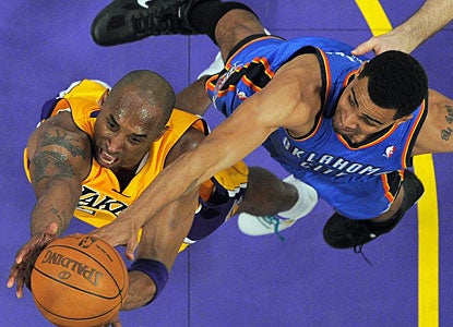 Kobe Bryant scores 14 of his game-high 36 points in the fourth quarter and is a perfect 18-for-18 from the free throw line. (AP)