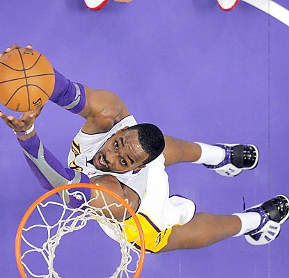 Dwight Howard leads the way with 28 points as the Lakers end their three-game losing skid. (AP)