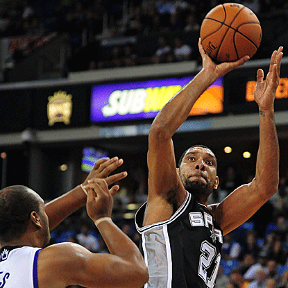 Tim Duncan records 23 points, 12 rebounds and four blocks in the Spurs' victory over the Kings. (US Presswire)
