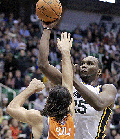 Al Jefferson plays huge against the Suns, scoring 27 points to go with 14 rebounds in a Utah win.  (AP)