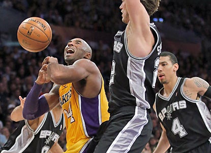 Kobe Bryant (28 points) and the Lakers come up short against the Spurs and fail to reach .500 for the first time this season. (AP)