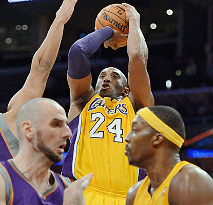 Kobe Bryant pours in 31 points as the Lakers stretch out their lead in the second half against the Suns.  (US Presswire)