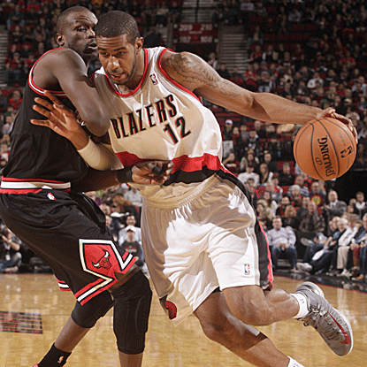 LaMarcus Aldridge contributes 18 points and 13 rebounds in the Trail Blazers' win, their third straight. (Getty Images)