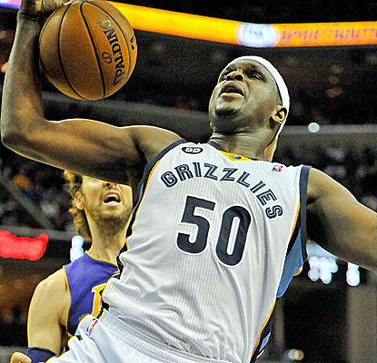 Zach Randolph does his part with a double-double, ripping down 12 boards to go with his 17 points.  (US Presswire)